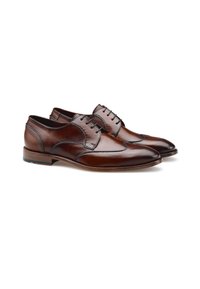 Scarpe eleganti in pelle marrone con un design sofisticato, punta affusolata, cuciture decorative e suola in legno con un leggero tacco.