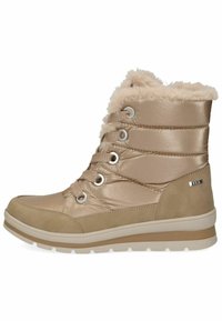 Bottines beiges avec un dessus rembourré et brillant, un col en fausse fourrure, des œillets en métal et une semelle épaisse. Sections texturées en daim et tissu lisse.