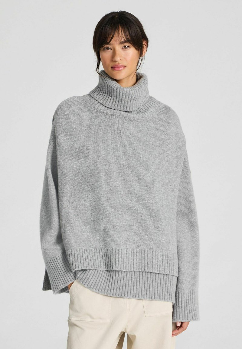 Hallide hallukas halli turtleneck, mis on valmistatud pehmest kudumismaterjalist, omab mugavat lõiget, ribatud detaile krael ja allservas ning külgmisi lõhesid.
