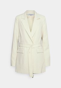 Blazer couleur crème avec une coupe ajust ée, des revers crantés, une taille ceinturée et deux poches avant. Confectionné dans un tissu lisse.