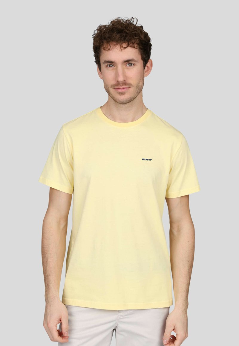 T-shirt en coton jaune avec un col rond, des manches courtes et un subtil détail graphique bleu sur la poitrine gauche.