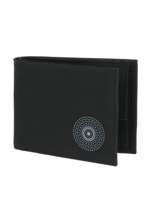 Portefeuille noir pliable en deux avec un petit motif circulaire à points dans le coin inférieur droit, présenté fermé avec un léger angle.