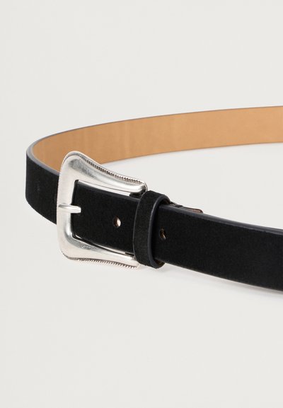 Μαύρη σουέτ ζώνη με ασημένια ορθογώνια πόρπη και ταμπαδίζουν δερμάτινη κάτω πλευρά, σε θέση τυλιγμένης πάνω σε λευκό φόντο.