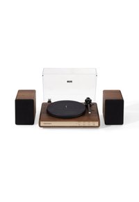 Ensemble de platine vinyle comprenant une base en bois, un plateau noir, un couvercle anti-poussière transparent et deux haut-parleurs en bois couleur chêne.