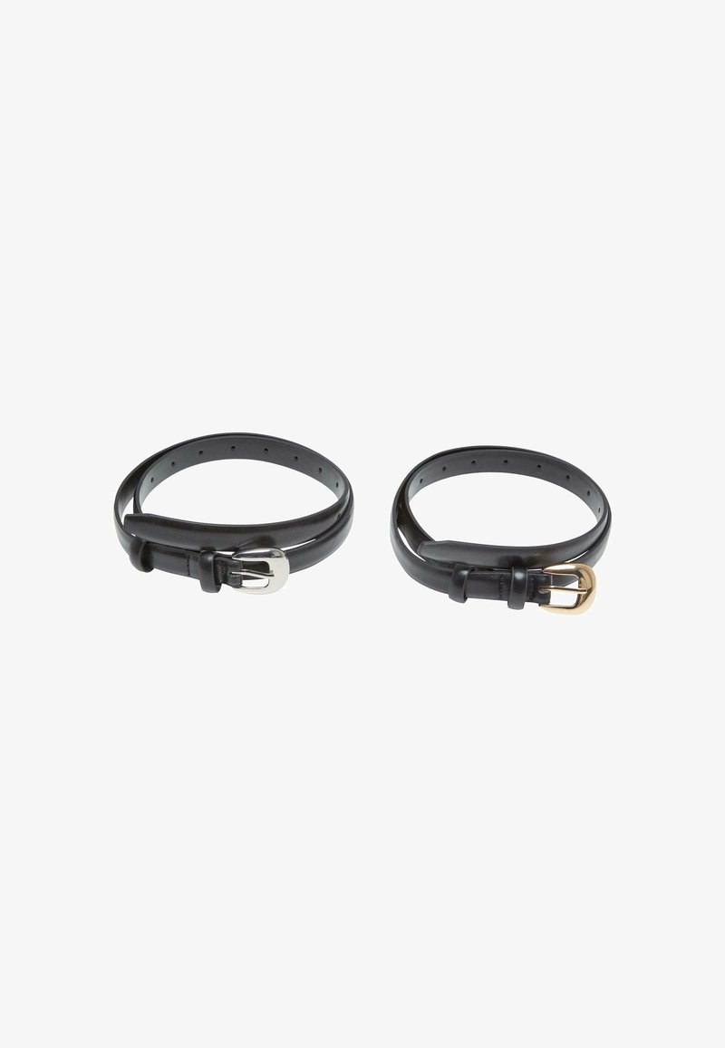 Két fekete bőr öv egymás mellett, ezüst és arany fémbújtatókkal, több állítható lyukkal és sima felülettel.