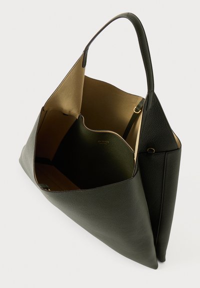 Sac tote en cuir vert avec une forme structurée, un intérieur spacieux et une doublure en cuir lisse couleur tan, doté de deux anses et d'accents matériels minimalistes.