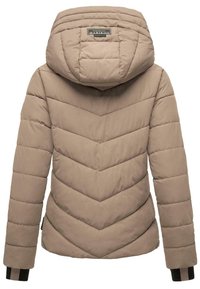 Beige gewatteerde jas met een capuchon, voorzien van een chevronpatroon stiksel, elastische boorden en een klein logo-label bij de kraag.
