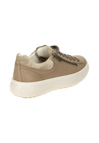 Tanfarbene Leder-Sneaker mit Wildlederakzenten, ausgestattet mit einem Reißverschluss, strukturierten Oberflächen und einer dicken weißen Gummisohle.