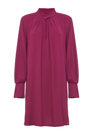 Robe fuchsia avec un col haut, de longues manches bouffantes et un design plissé. Fabriquée en tissu lisse, présentant un détail de décolleté en forme de trou de serrure et une silhouette évasée.