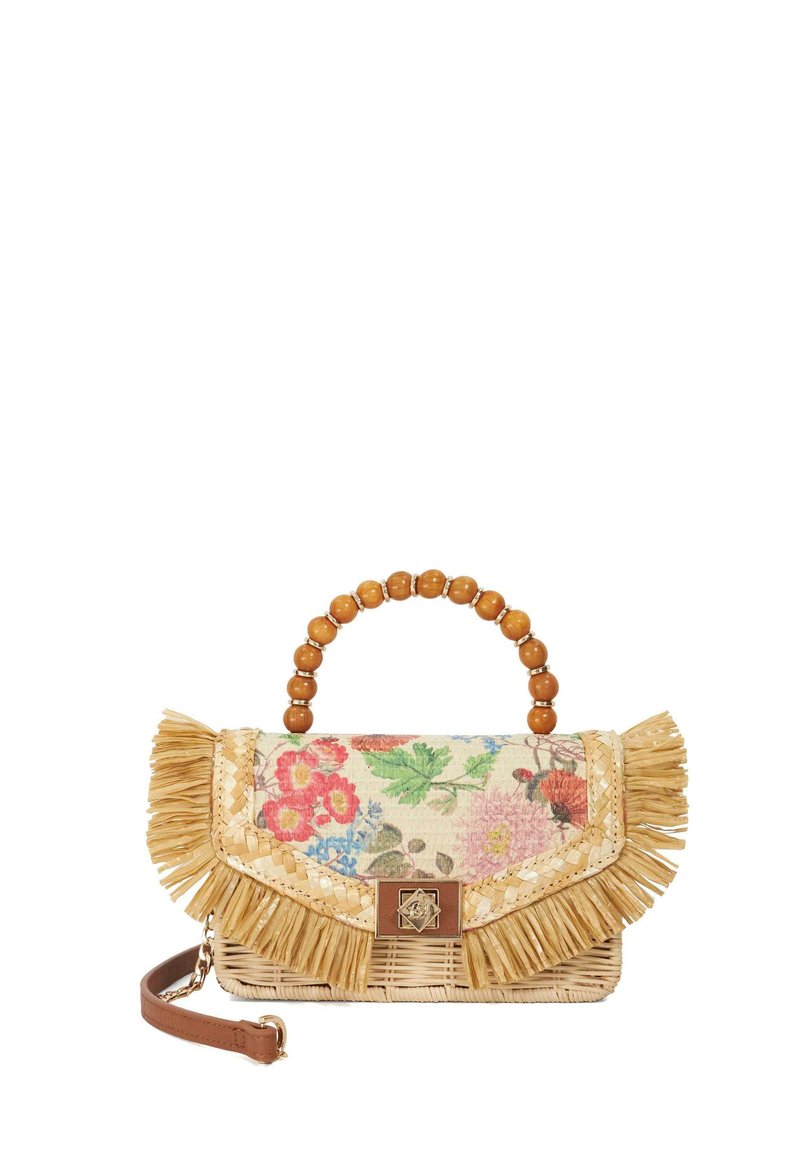Sac en paille tissé avec un rabat en tissu floral, bords frangés et une poignée en perles de bois. Inclus une bandoulière en cuir marron.