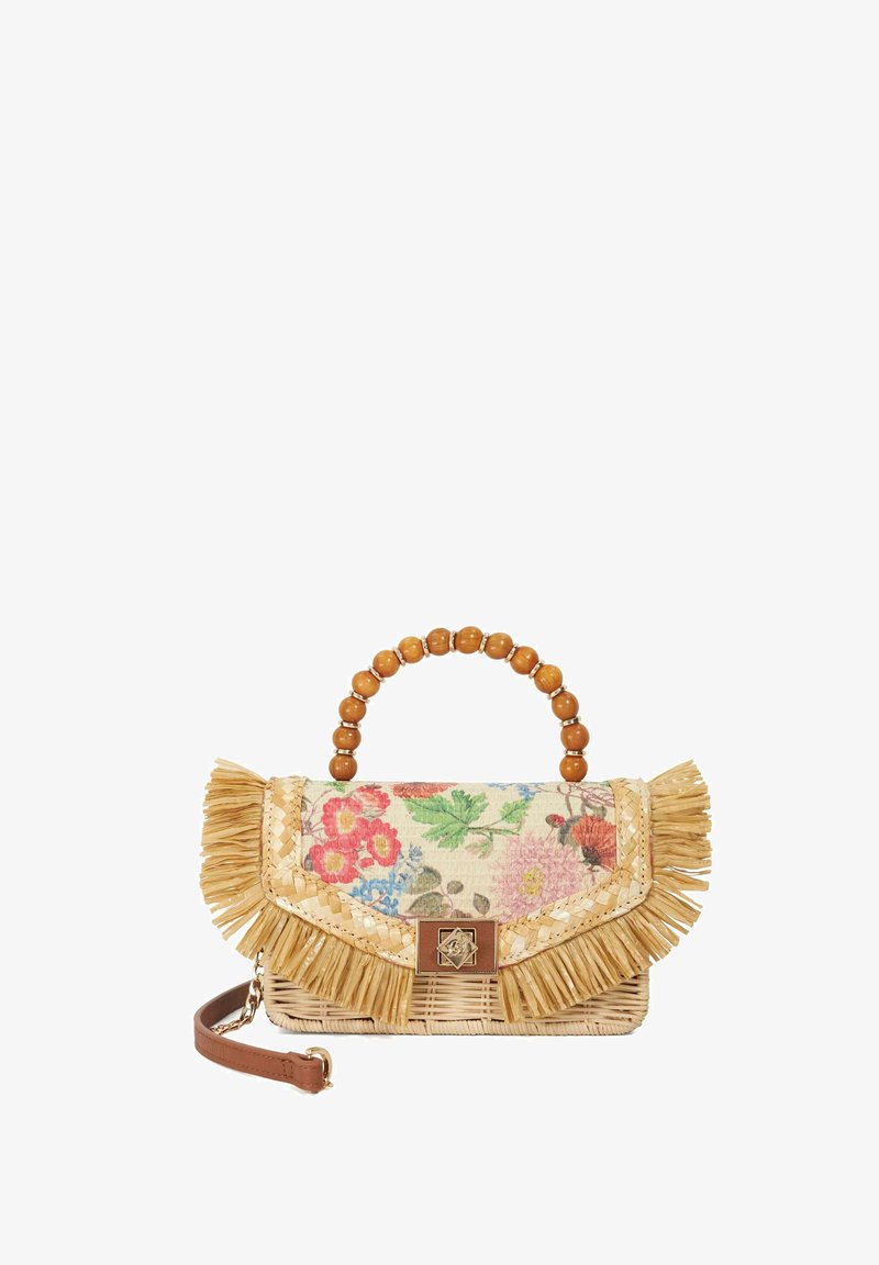 Sac en paille tissé avec un rabat en tissu floral, bords frangés et une poignée en perles de bois. Inclus une bandoulière en cuir marron.