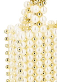 Borsa di perline caratterizzata da perline bianche simili a perle e dettagli color oro, disposte in una forma strutturata con una superficie texturizzata.