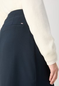 Tommy Hilfiger BUTTON MIDI SKIRT - Falda acampanada - desert sky