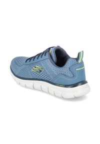 Scarpa sportiva in mesh blu con una superficie testurizzata, colletto imbottito, suola bianca ammortizzata e dettagli verdi sul tallone e sul logo.