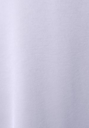 Svetlá levanduľová látka s hladkou textúrou a jemným leskom, so základným dizajnom bez vzorov alebo ozdôb.