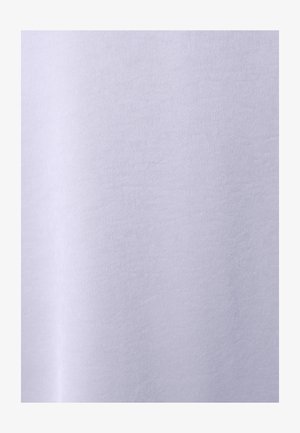 Licht lavendelkleurige stof met een gladde textuur en een subtiele glans, gekenmerkt door een eenduidig ontwerp zonder patronen of versieringen.