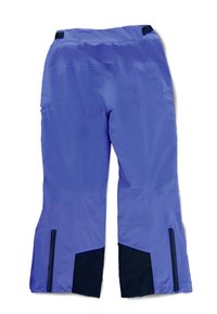 Pantalones impermeables morados con acentos negros, que presentan una textura suave, bolsillos con cremallera y una cintura ancha con ajustadores.