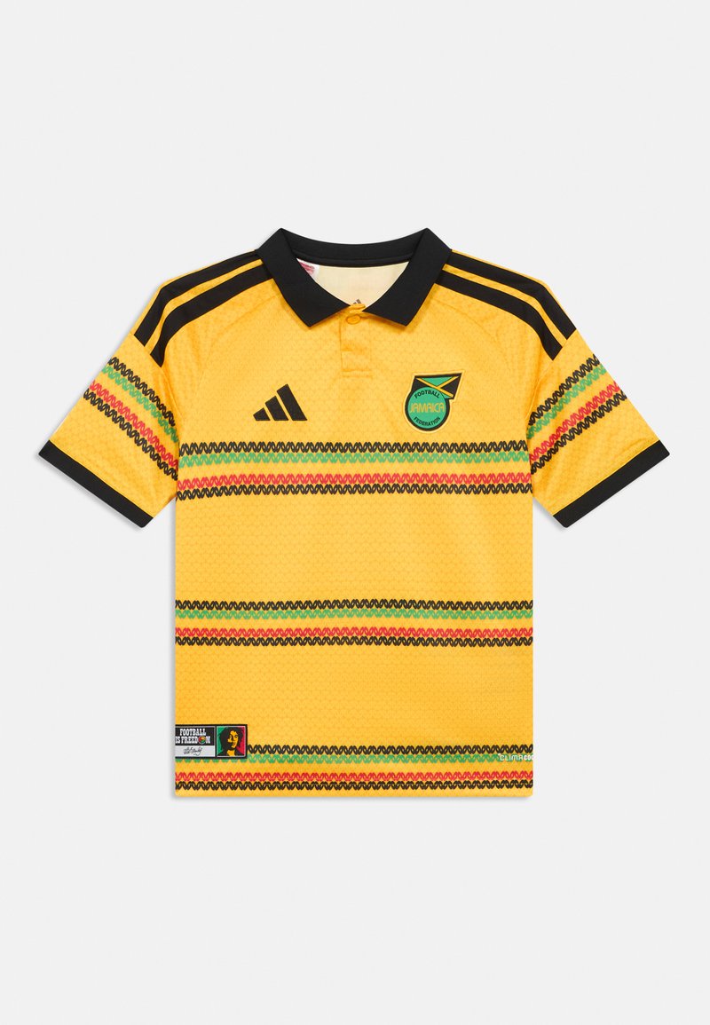Κίτρινη ποδοσφαιρική φανέλα Adidas Jamaica με μαύρο γιακά, μαύρες ρίγες στους ώμους, σχεδιαστικές κόκκινες, πράσινες και μαύρες οριζόντιες γραμμές και λογότυπα.