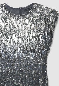 Silberne Pailletten-Partyrobe mit kurzen Ärmeln, runder Ausschnitt und Reißverschluss auf der Rückseite. Funkelnde Textur mit unterschiedlichen reflektierenden Oberflächen.