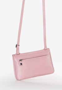 Borsa a tracolla in pelle rosa con una texture liscia, chiusura a zip superiore, tasca frontale con zip e tracolla regolabile. Design rettangolare semplice.