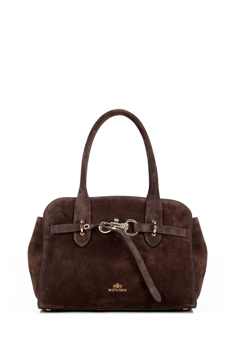 Borsa in suede marrone con un design strutturato, doppio manico, dettagli in metallo dorato e una cinghia decorativa con fibbia. Logo visibile sul davanti.