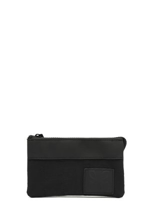 Czarna, prostokątna nylonowa saszetka z zamkiem błyskawicznym i małą, kwadratową naszywką z logo w dolnej prawej części.