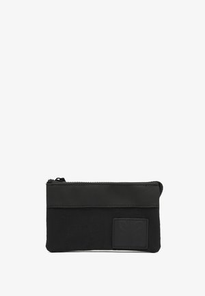 Zwart rechthoekig nylon etui met een ritssluiting en een klein vierkant logo in het onderste rechtergedeelte.