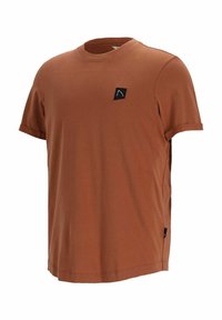 T-shirt a maniche corte color ruggine in tessuto morbido, con scollo rotondo e una piccola toppa con logo nero sul davanti.