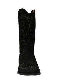Zwarte suède cowboylaars met een intrigerend stikpatroon, spitse neus en een hoge schacht. De zool is plat en gemaakt van duurzaam materiaal.