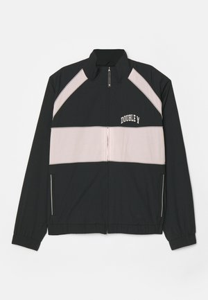 Trainingsjacke in Schwarz und Hellrosa, mit hohem Kragen, Reißverschluss, seitlichen Taschen und weißem "DOUBLE Y"-Logo. Hergestellt aus einem glatten Material.
