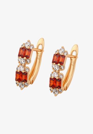 Boucles d'oreilles créoles dorées mettant en valeur des pierres précieuses rectangulaires rouges et des accents de cristaux ronds transparents, présentant une finition texturée et polie.