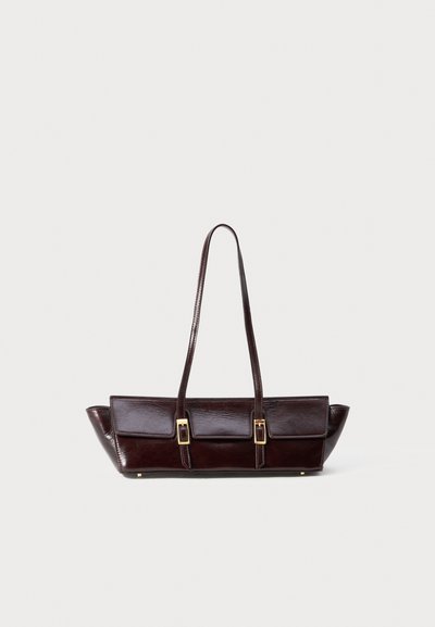 Bolso de cuero rectangular marrón oscuro con asas largas y dos detalles de hebilla dorada en los cierres de la solapa frontal.