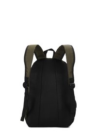 Sac à dos noir et vert olive avec des bretelles rembourrées, un panneau arrière en mesh, des bretelles ajustables et une forme épurée pour le confort.