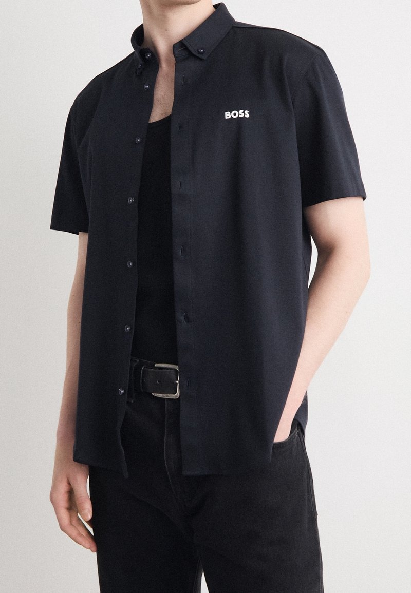 Korte mouwen, knoopsluiting shirt in donker marineblauw stof met een gladde textuur; beschikt over een merklogo op de borst en een klassieke kraag.