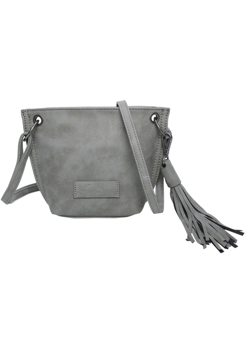 Borsa a secchiello grigia in ecopelle scamosciata con frange, tracolla regolabile e occhiali in tonalità argento. Presenta un'etichetta rettangolare sul davanti.