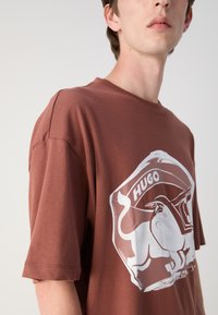 HUGO DIT - Trükipildiga T-särk - medium brown