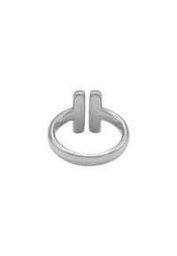 Sølvmetallring med et åpent design som har to vertikale aksenter. Glatt overflate og avrundet band. Minimalistisk og moderne stil.