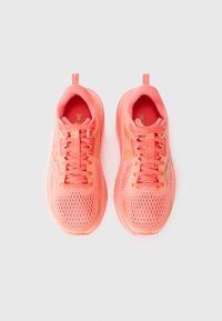 Une paire de chaussures de course Saucony corail avec des tiges en mesh et des lacets, vue de dessus sur un fond blanc.