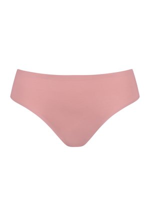 Sous-vêtement féminin bikini rose sans couture avec un tissu lisse et extensible et une taille basse sur fond blanc.
