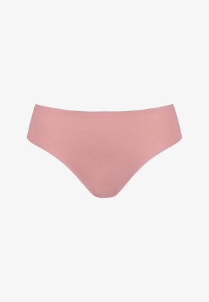 Sous-vêtement féminin bikini rose sans couture avec un tissu lisse et extensible et une taille basse sur fond blanc.