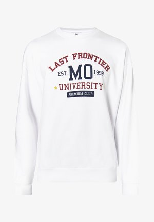 Valge särk, millel on print "LAST FRONTIER MO UNIVERSITY EST. 1998" punase ja tumesinise värviga. Pikad varrukad ribatud mansettide ja hemini.