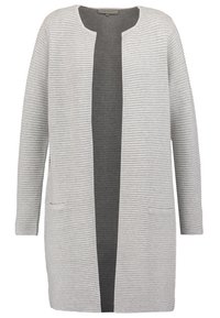 Cardigan grigio chiaro con texture a coste, apertura frontale e due tasche a fessura. Le maniche sono lunghe e all'interno c'è una fodera grigio scuro.