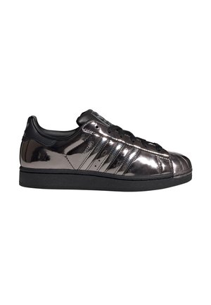 Baskets basses noires métalliques Adidas Superstar avec bout coquillage, trois bandes, lacets noirs et semelle noire.
