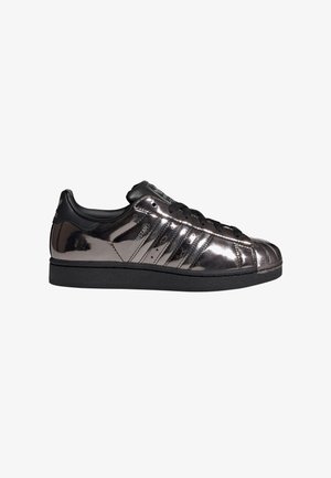 Baskets basses noires métalliques Adidas Superstar avec bout coquillage, trois bandes, lacets noirs et semelle noire.