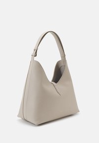 Borsa sintetica grigia con una forma strutturata, ampia tracolla e un'apertura a V nella parte superiore. Texture liscia e minimi accenti.