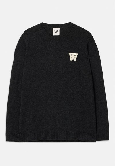 Dunkelgrauer Rundhalsausschnitt-Pullover mit gerippten Bündchen und Saum, versehen mit einem weißen "W"-Logo auf der oberen linken Brust und einem passenden Etikett im Nacken.