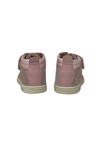 Sneaker alte in pelle e suede rosa con accenti glitterati e una fascia in velcro. Presentano un motivo a stelle gialle e suola in gomma beige.