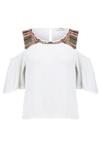 Blusa bianca con design a spalle scoperte, con accenti ricamati in rosa, nero e oro sul collo e maniche ampie e svasate.