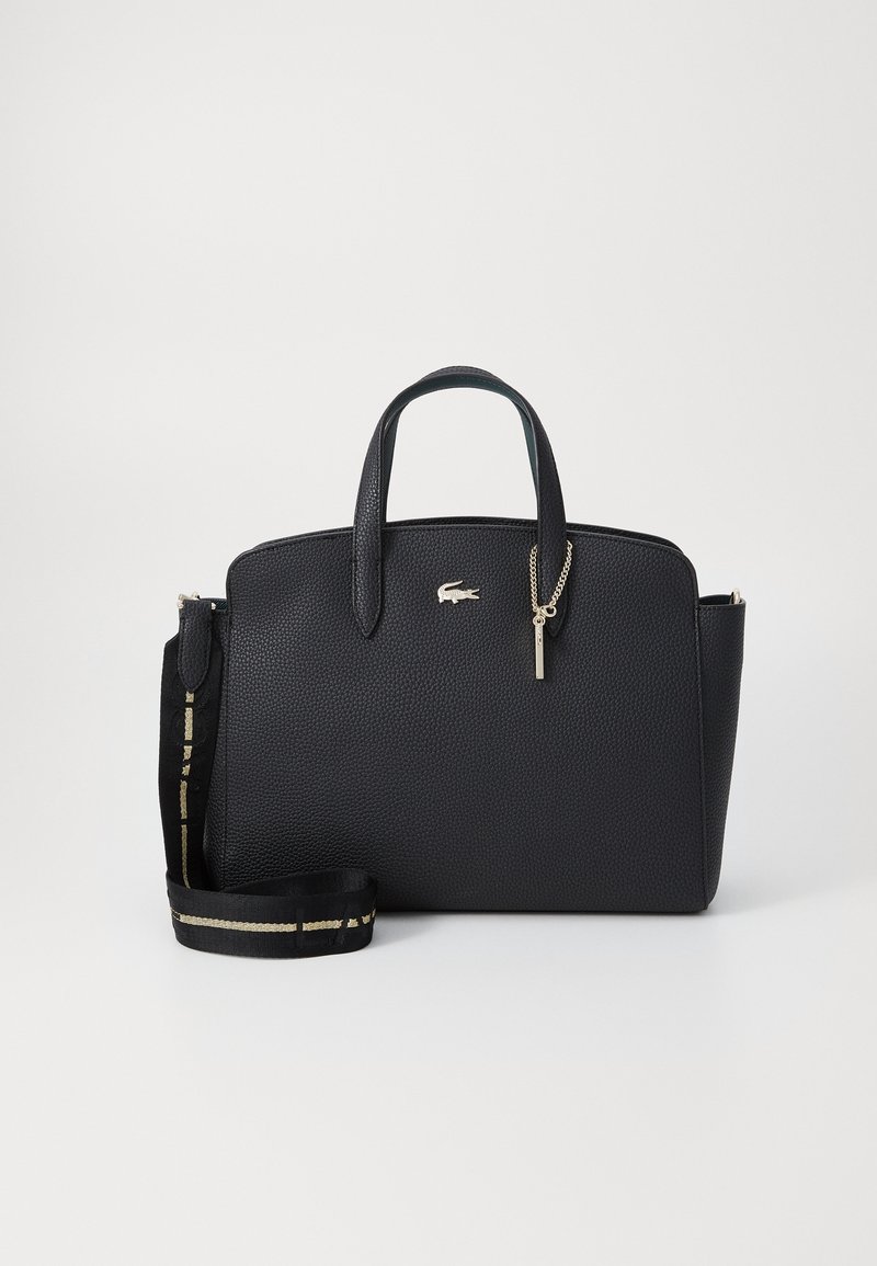 Sac à main en cuir noir texturé avec deux anses supérieures, bandoulière amovible, quincaillerie dorée et un petit accent en forme de charme.