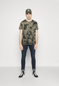 G-STAR REVEND SKINNY - Calças de ganga de corte skinny - worn in ultramarine